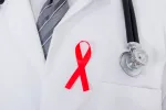 Dolutegravir, más seguro en pacientes con VIH y riesgo cardiovascular Médico con el lazo que simboliza la enfermedad del VIH