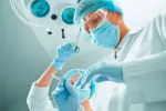 Un donante altruista inicia una cadena de transplantes Cirujano realizando un transplante