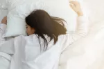 Asocian dormir muchas horas a mayor riesgo cardiovascular y de muerte Mujer en la cama durmiendo muchas horas