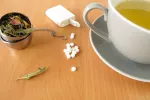 Taza de té con edulcorantes artificales