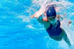 El ejercicio intenso reduce el riesgo de síndrome metabólico Deportista practicando natación