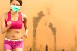 Ejercicio en ambientes contaminados Mujer corriendo con una mascarilla