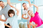 Fomentar que tu hijo haga ejercicio mejora sus notas y su autoestima Padres con hijos haciendo ejercicio