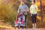 Si el padre hace ejercicio sus hijos tendrán mejor salud metabólica Padre con su mujer e hijo realizando ejercicio