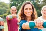 Una hora de pesas a la semana reduce el riesgo de ictus e infarto Personas de mediana edad realizando ejercico con pesas
