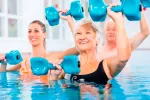 Los ejercicios acuáticos, muy saludables para los mayores Personas mayores realizan ejercicio en el agua con una monitora