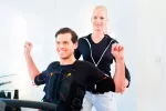 El electrofitness debe ser controlado por un profesional Un usuario sigue las indicaciones de una monitora profesional de electrofitness