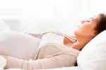 Mujer embarazada durmiendo boca arriba