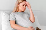 Las embarazadas tienen el triple de riesgo de sufrir un ictus Mujer embarazada con dolor en la cabeza
