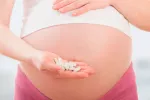 Asocian el paracetamol en el embarazo con retrasos en el lenguaje Mujer embarazada tomando paracetamol