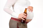 La cerveza, beneficiosa en el embarazo y la lactancia Mujer embarazada tomando cerveza