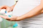 Los complejos vitamínicos ayudarían a reducir el riesgo de autismo Embarazada tomando un complejo vitamínico
