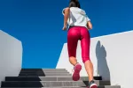El entrenamiento con intervalos, más eficaz que el continuo Chica realiza entrenamiento a intervalos subiendo escaleras