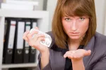 Los españoles cada vez tomamos más ansiolíticos para combatir el estrés Mujer tomando ansiolítico