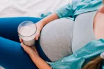 Mujer embarazada con un vaso de leche