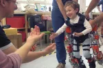 Un exoesqueleto permite caminar a niños con atrofia muscular espinal Un exoesqueleto permite caminar a niños con atrofia muscular espinal