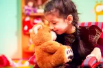 Un fármaco contra el cáncer mejora la interacción social en el autismo Chica con problemas de autismo