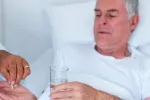 Un antiguo fármaco limita el daño cardíaco del infarto Paciente tomando fármacos después de un infarto