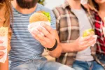 Vinculan el fast food con mayor probabilidad de asma y sibilancias Persona comiendo fast food