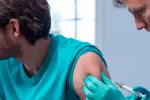 Nuevo tratamiento para la fenilcetonuria aprobado por la FDA Hombre poniéndose el tratamiento para la fenilcetonuria