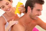 Usar fotoprotector reduce hasta un 78% el riesgo de cáncer cutáneo Pareja echándose protección solar