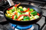 Freír verduras en aceite de oliva aumenta sus beneficios Salteado de verduras