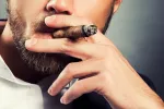 Fumar puros o en pipa aumenta el riesgo de muerte prematura Hombre fumando un puro