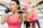 Monitora de fitness silbando Alertan del exceso de ruido en algunos gimnasios