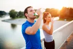 Los españoles y los latinoamericanos nos hidratamos mal pareja bebiendo agua