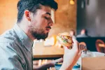 Comer solo puede aumentar el riesgo de obesidad y síndrome metabólico Hombre comiendo solo