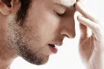 Hombre con migraña