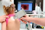 Usan inteligencia artificial para diagnosticar cáncer de piel Dermatólogo examinando melanoma