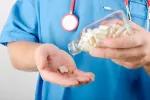 Ixazomib demuestra eficacia contra el mieloma múltiple Un médico extrae dos cápsulas de un frasco