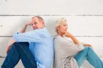 Jubilación temprana, ¿alarga la vida o perjudica la salud? Pareja pensando