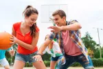 Jugar al baloncesto de manera habitual mejora la capacidad visual Chicos jugando al baloncesto