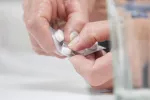 La cilastatina protege al riñón de la toxicidad de algunos fármacos Persona con fármaco para proteger al riñón