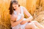 Lactancia a demanda para hidratar al bebé en verano Una madre amamanta a su bebé al aire libre