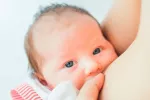 La lactancia materna, buena para mujeres con esclerosis Bebé mamando