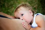 La lactancia materna mejora la fertilidad en bebés varones Un niño mamando