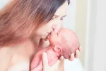 La lactancia materna mejora el corazón de los prematuros Una madre besa a su bebé prematuro, al que sostiene en sus manos