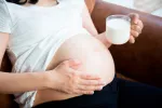 Tomar lácteos en el embarazo favorece el crecimiento del bebé Mujer embarazada tomando leche