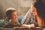Leer a tus hijos les ayuda a desarrollar sus habilidades sociales Madre leyendo un cuento a su hijo