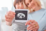 Dos mujeres enseñando una ecografía