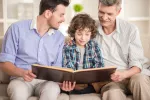 Los hijos de padres longevos viven más y más sanos Abuelo, padre e hijo leen juntos un libro