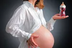 La madre puede transferir al bebé resistencia a antibióticos Mujer embarazada sujeta un biberón lleno de cápsulas
