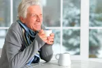 Consejos para proteger a los mayores de la ola de frío Persona mayor pasando frío