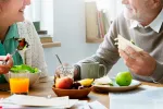 Los mayores que siguen la dieta mediterránea tienen menor fragilidad Mayores siguiendo una dieta mediterránea