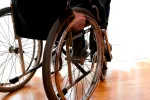 El fármaco siponimod mejora la cognición en esclerosis múltiple Persona en silla de ruedas