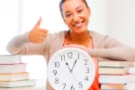 Cuál es el mejor horario para que los universitarios rindan más estudiante contenta por el horario