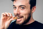 Tomar nueces a diario puede mejorar la calidad del esperma Hombre comiendo nueces